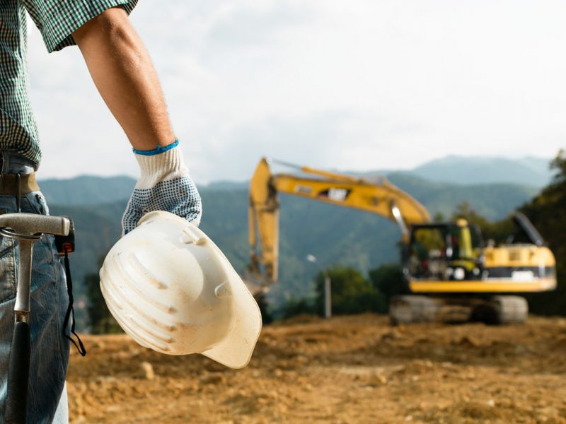 infratech-arbeiter-mit-bagger